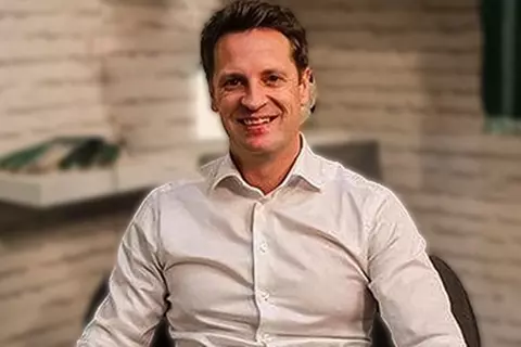 رسميًا.. أهلي جدة يعلن رحيل مديره الرياضي لي كونجرتون